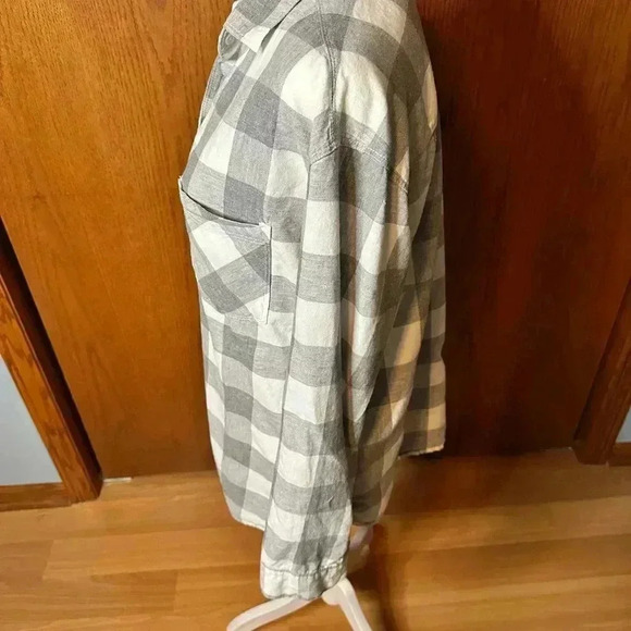 Old Navy Women’s The Boyfriend Shirt Button Down Medium Gray White Cozy - Picture 3 of 16